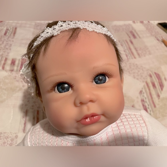 Ashton Drake Olivia’s Gentle Touch baby doll - Picture 9 of 9